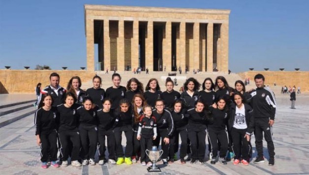 Şampiyon Kadın Futbol Takımımızdan Anıtkabir Ziyareti