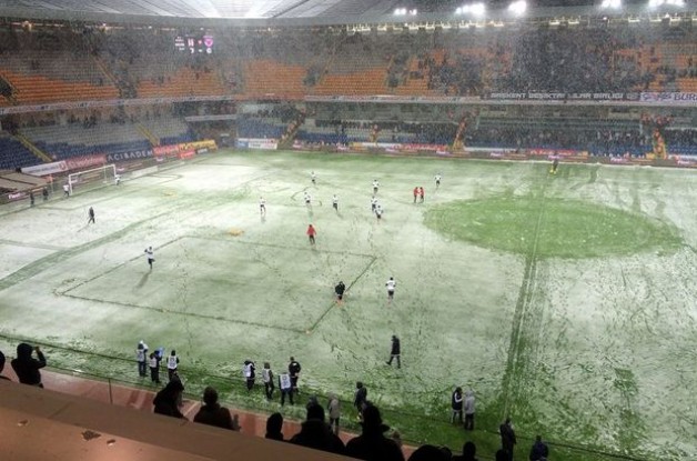 Beşiktaş Mersin İdman Yurdu maçında kar engeli!