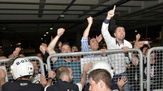 Beşiktaş’a protestolu karşılama